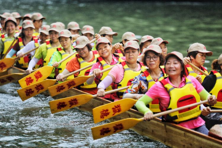 广州CBD里的女子龙舟队：73岁的她荣休后，儿媳女儿仍继续