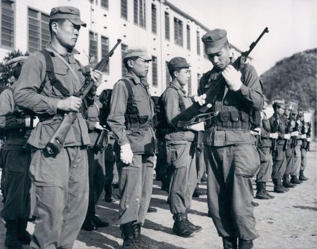 老照片：从解散军队到建立自卫队，二战后日本经历了什么？