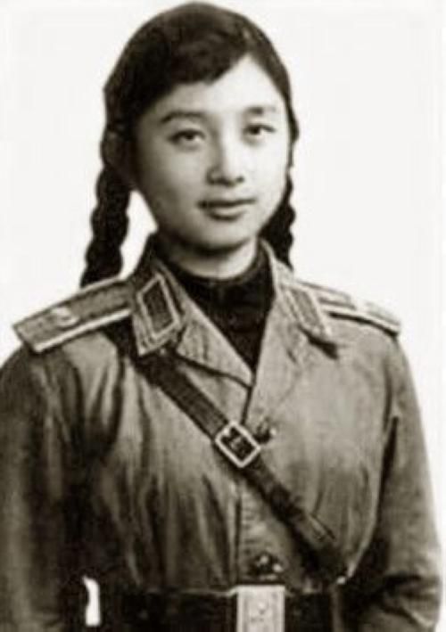 她是林彪之子未婚妻，父亲是大校世伯是许世友，儿子被追求者所害