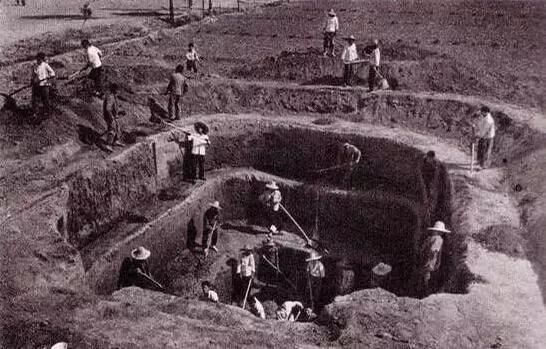 河南一3000年古墓，考古队挖走1928件国宝，专家：人生的“污点”