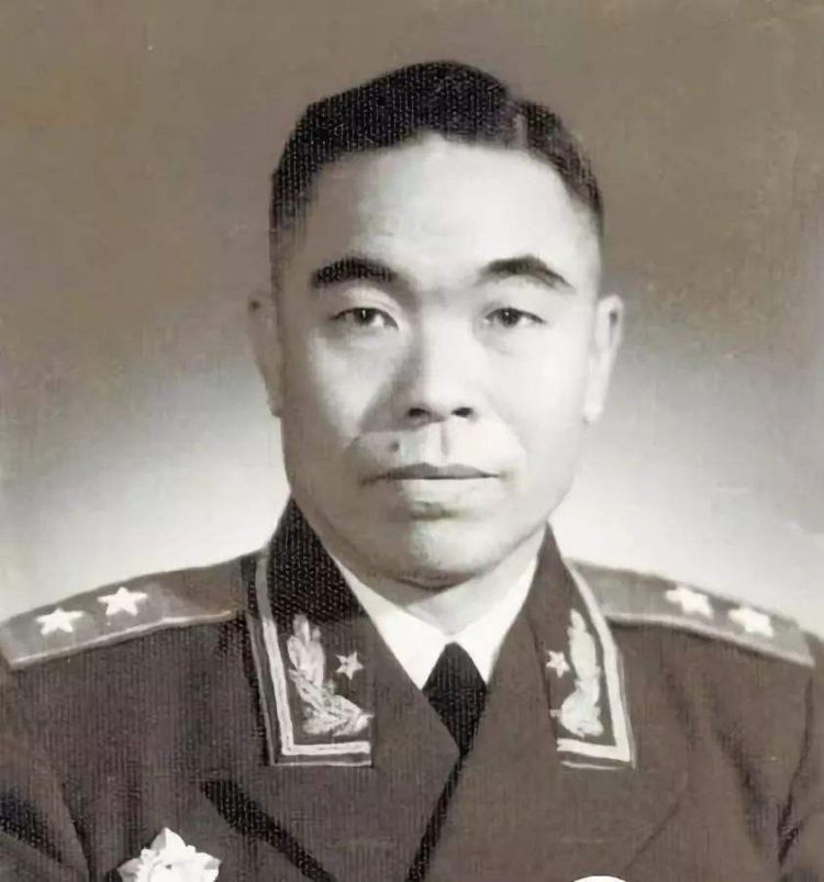 他是国共两党的双料中将，因老蒋猜疑而起义，后在朝鲜战场立功