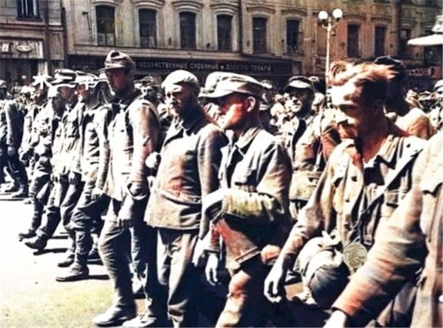 上色老照片：莫斯科战俘大游行，镜头下的德军满脸沮丧和悲伤