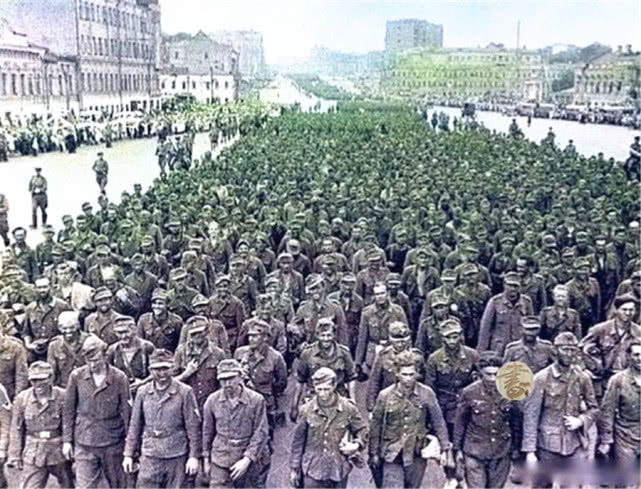 上色老照片：莫斯科战俘大游行，镜头下的德军满脸沮丧和悲伤