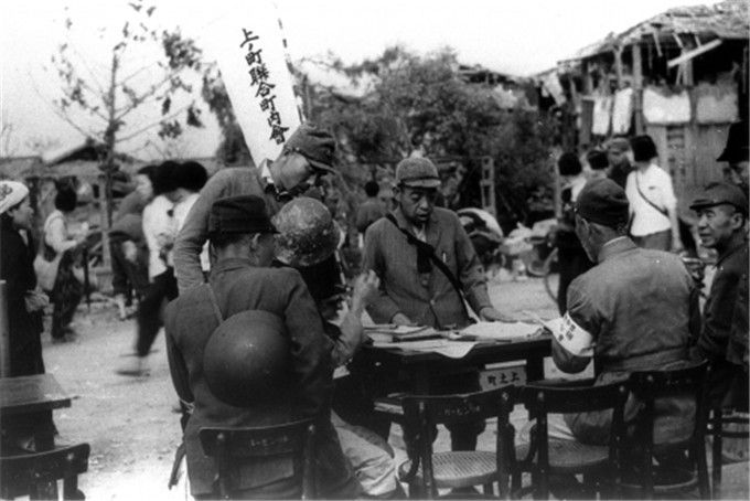 二战时的日本，前方军队到处侵略，国内百姓苦不堪言