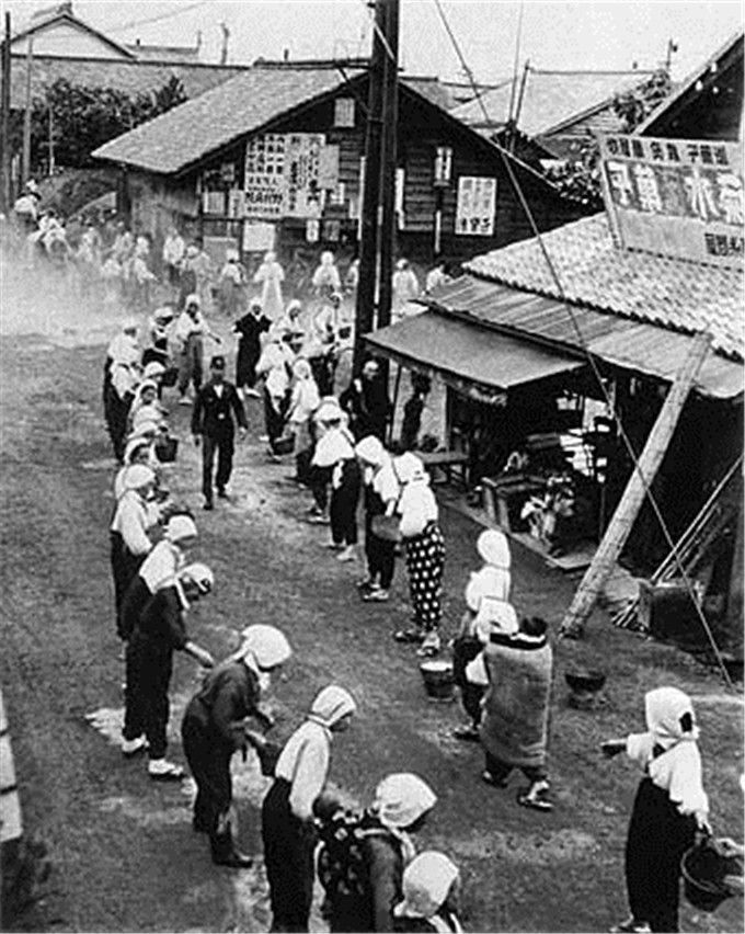 二战时的日本，前方军队到处侵略，国内百姓苦不堪言