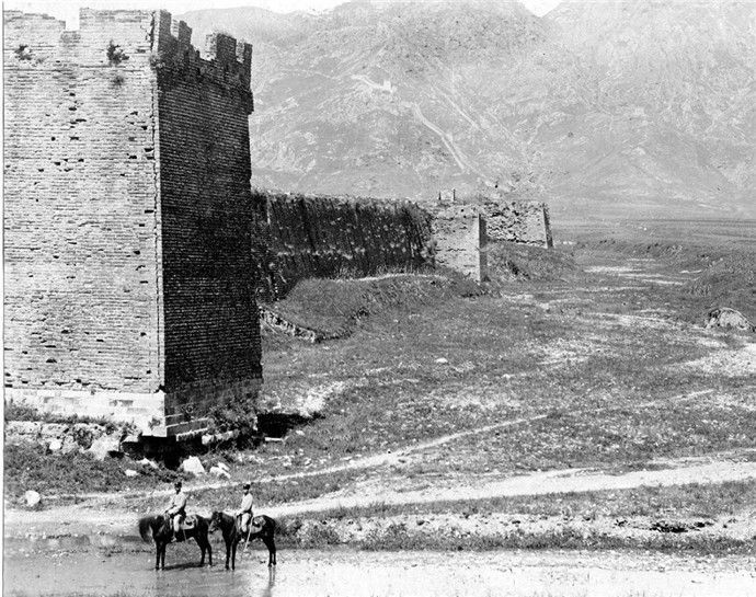 清末山海关的耻辱，到处是八国联军营地，城墙下也有兵走马