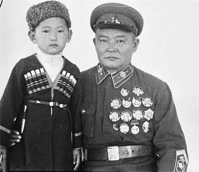 1950年代前的蒙古领袖乔巴山家庭照，看他在家为夫为父什么样