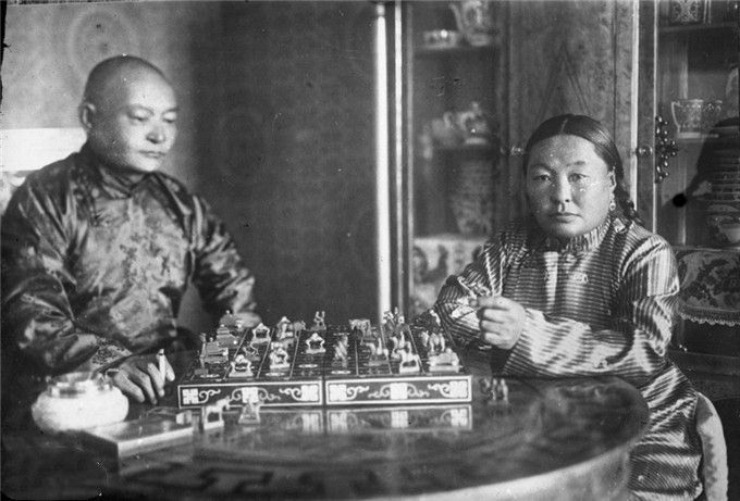 1950年代前的蒙古领袖乔巴山家庭照，看他在家为夫为父什么样