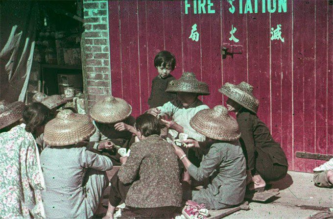 1960年代香港九龙的平民生活，女人们在打纸牌，两个小孩在学老礼