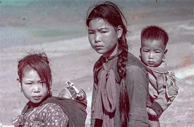 1960年代香港九龙的平民生活，女人们在打纸牌，两个小孩在学老礼