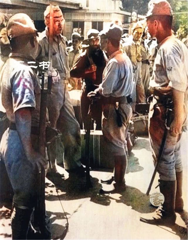 东南亚战役英美军队投降老照片：曾经看不起日军，开战后品尝苦果