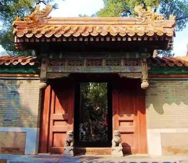 中国古建筑中的“门”，由哪些构件组成？