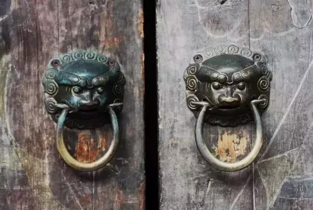 中国古建筑中的“门”，由哪些构件组成？
