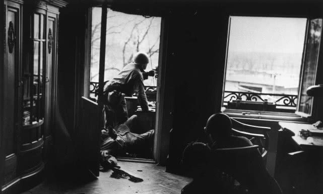 一张震撼的死亡照片：二战结束前，这个美国士兵被德军狙击手射杀