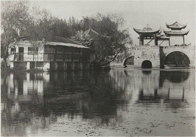 二三十年代扬州，有鉴真曾任住持的大明寺，率军民抗清的史可法墓