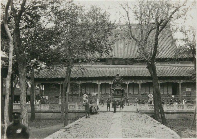 二三十年代扬州，有鉴真曾任住持的大明寺，率军民抗清的史可法墓