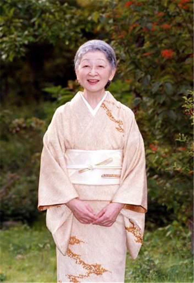 美智子拒绝与天皇合葬，浮华背后日本皇后有多少屈辱？