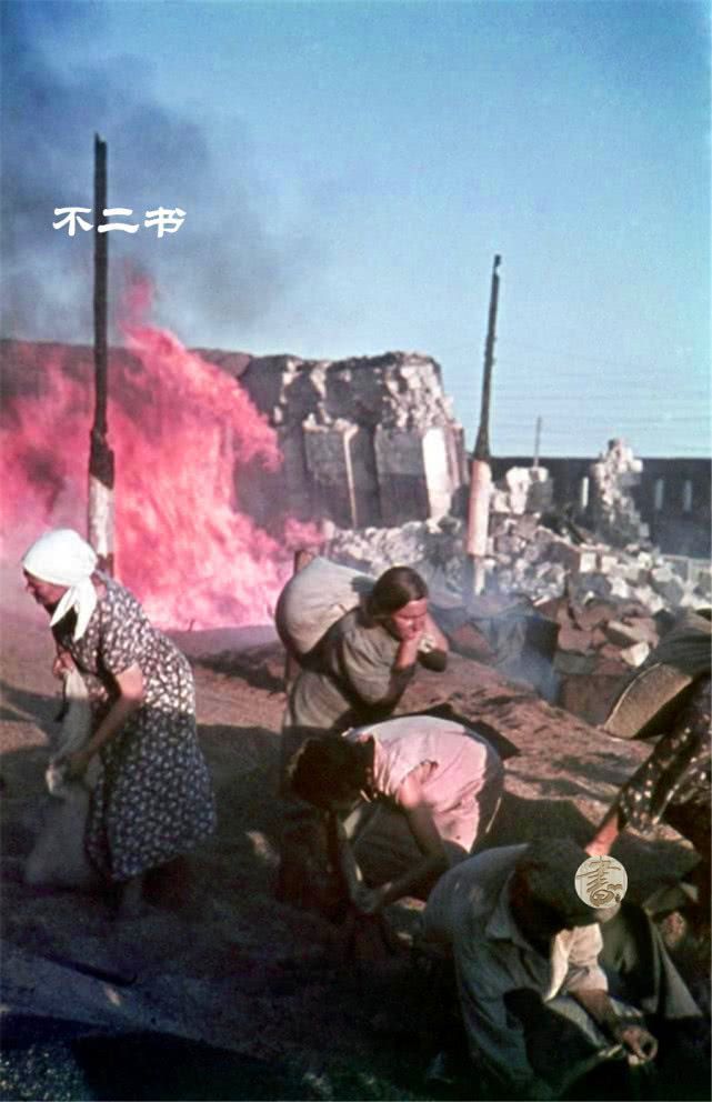 二战老照片：一路入侵疯狂的德军、家园被烧毁的苏联平民满面悲伤