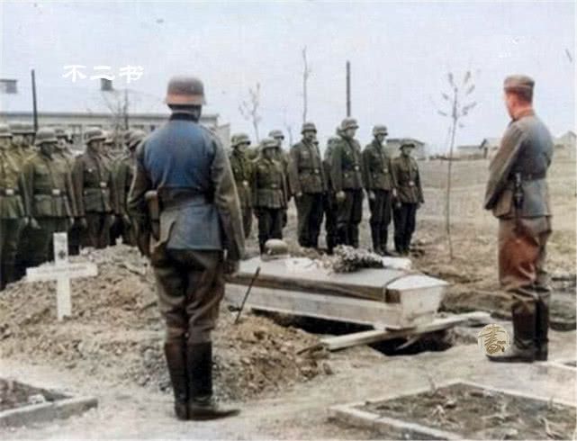 上色老照片：二战中阵亡的德军士兵的葬礼，因希特勒的野心而送命