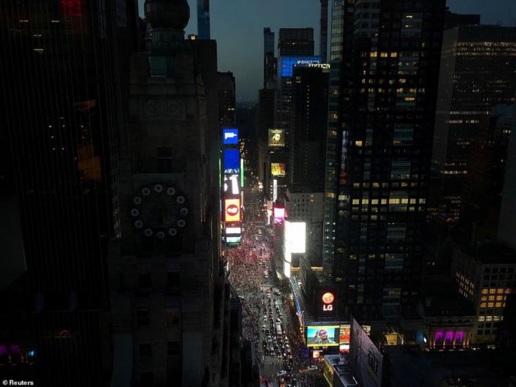 时隔42年纽约再遇大停电，市民从容应对，百老汇歌手走上街头献唱