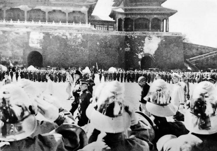 华北汉奸们鼓吹治安强化运动老照片太和殿前阅兵女警察走分列式