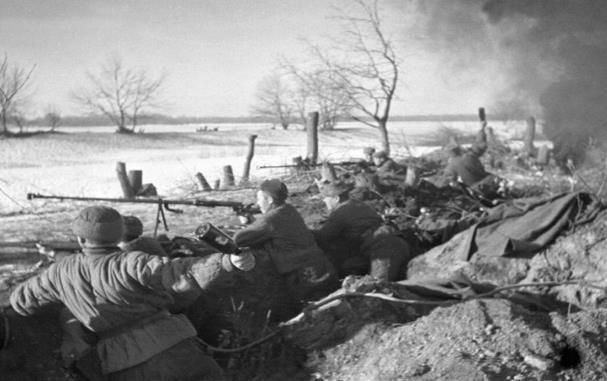 莫斯科保卫战中，德军被冻死大半，希特勒为何不给士兵准备棉衣？
