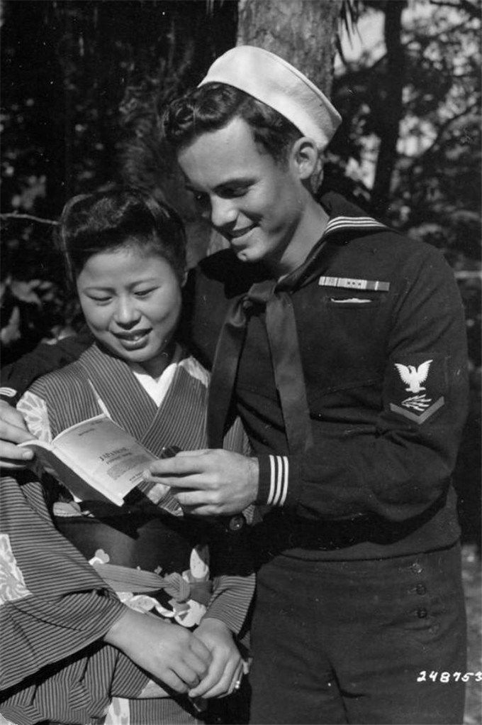 1945年美军占领日本札幌，闲时总离不开日本女人陪伴