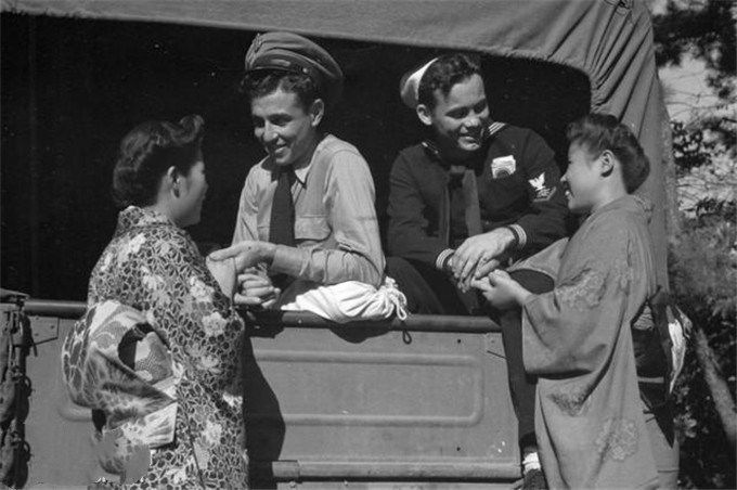 1945年美军占领日本札幌，闲时总离不开日本女人陪伴