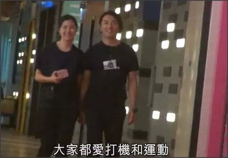 郑伊健蒙嘉慧罕见当街缠绵，老婆身体差郑伊健立誓要好好照顾她