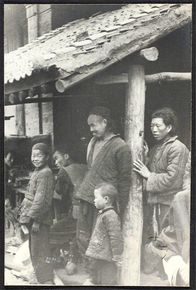 1930年代陕西人，戴“礼拜帽”的是回民，披长发的是刚剪了辫子的汉民