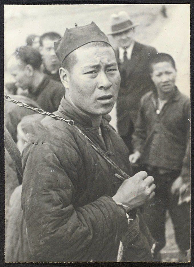 1930年代陕西人，戴“礼拜帽”的是回民，披长发的是刚剪了辫子的汉民