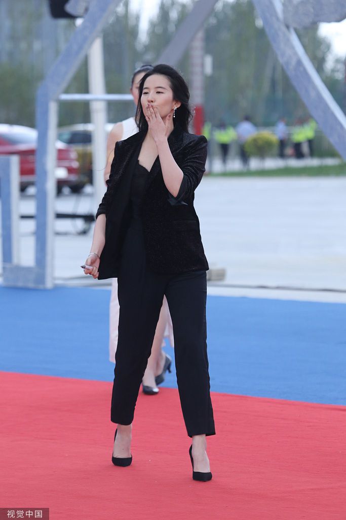 第五届成龙国际动作电影周闭幕佟丽娅刘亦菲景甜红毯比美