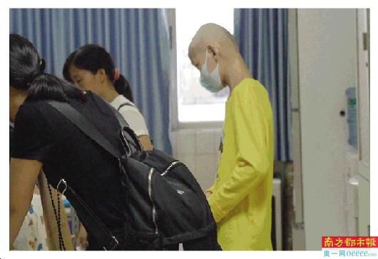 13岁少年与罕见癌抗争蜗居城中村