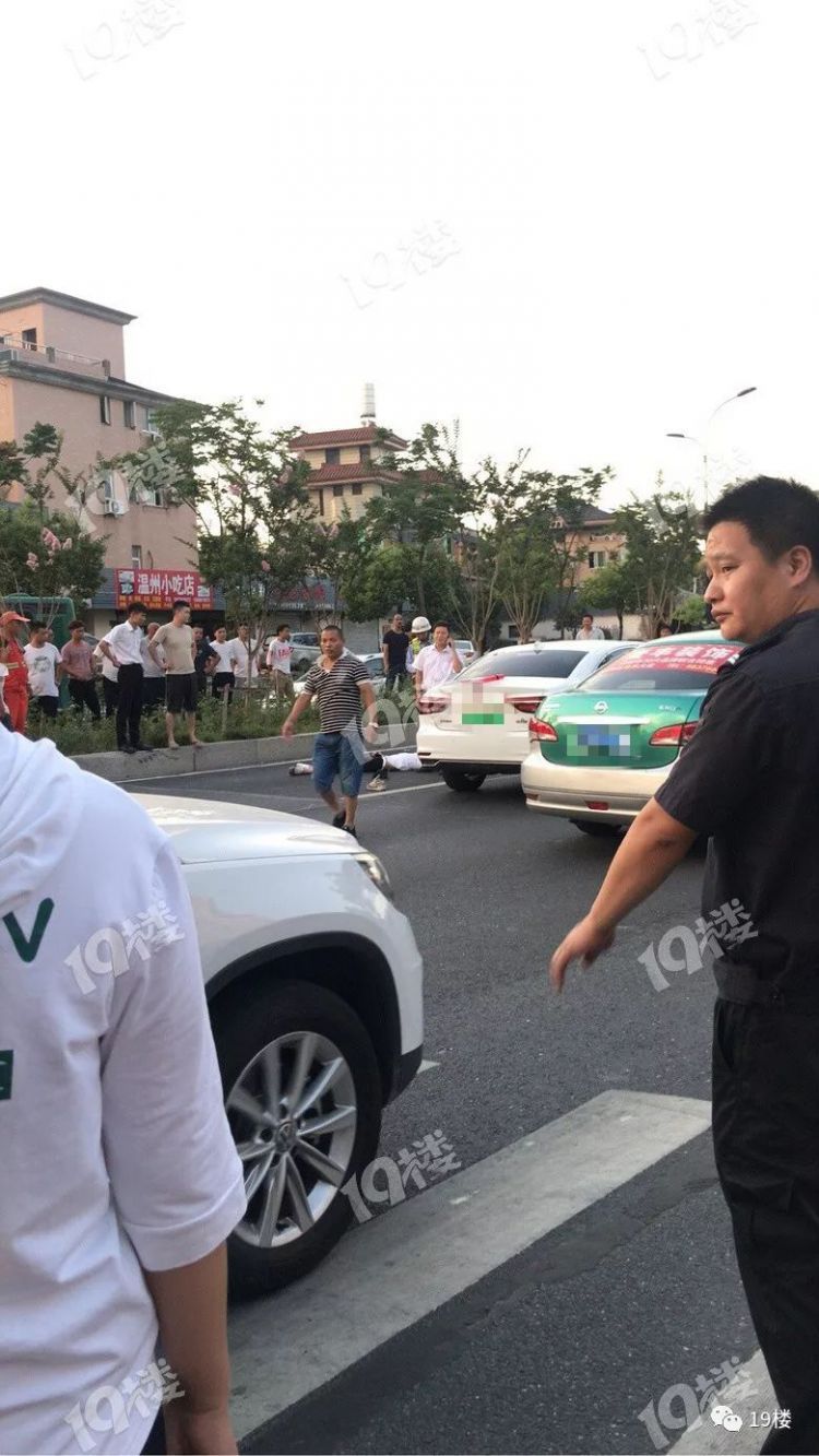 杭州街头奥迪马自达互相别车，致无辜路人身亡！监控画面看的太愤怒！
