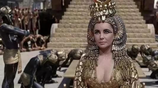 她曾是埃及最有权势的王后，征服无数男人，最后却死在了毒蛇嘴下