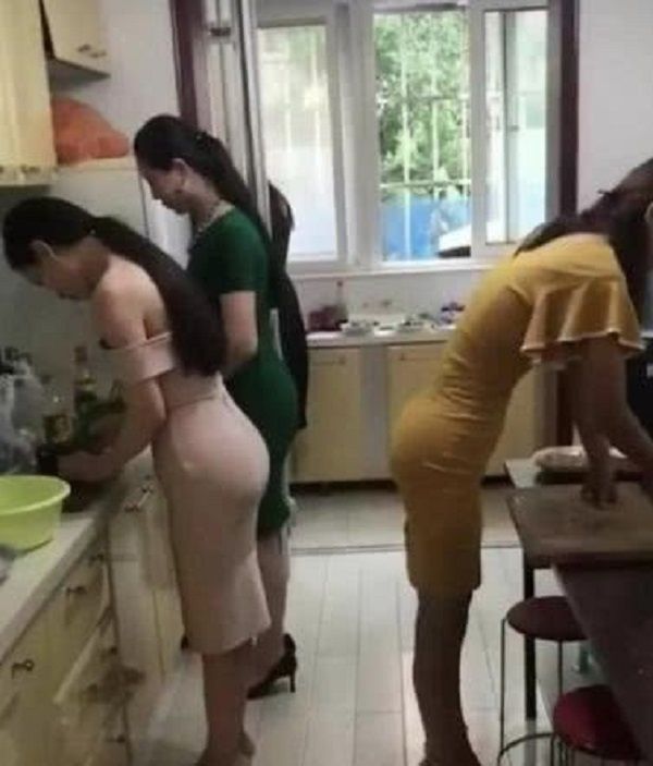 爆笑GIF：左边的姑娘，你的动作不标准