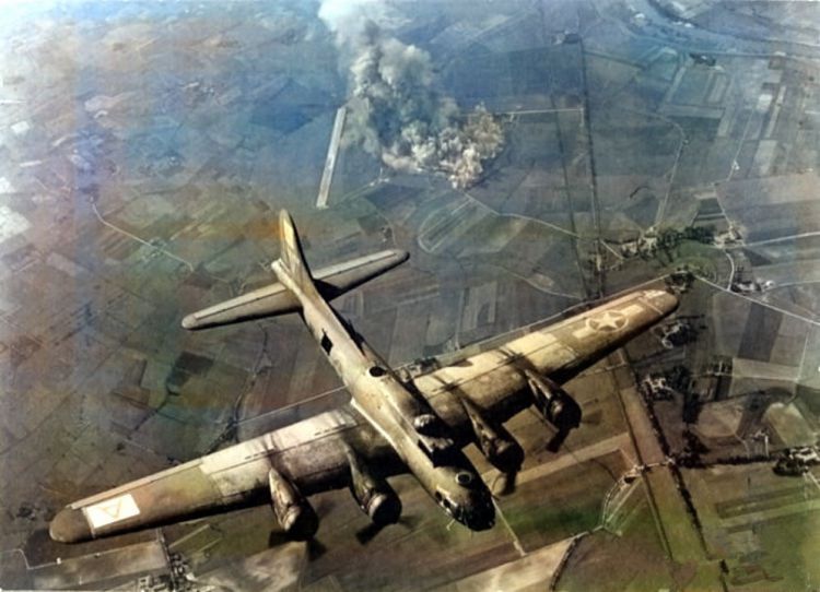 二战老照片，美国B-17轰炸机，能像下雨一样扔炸弹