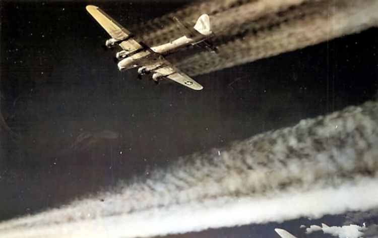 二战老照片，美国B-17轰炸机，能像下雨一样扔炸弹