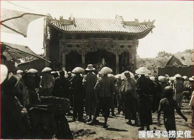 1930年代的内蒙古，乌丹城内汉民看戏，蒙古包前蒙民挤奶