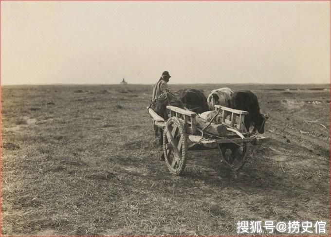 1930年代的内蒙古，乌丹城内汉民看戏，蒙古包前蒙民挤奶