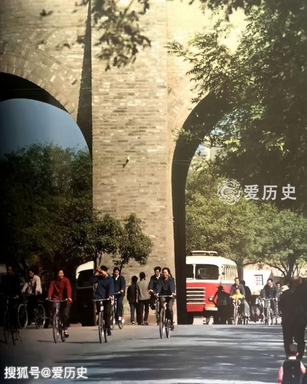 1979年西安老照片：明代城墙下的新生活门市部透着时代气息