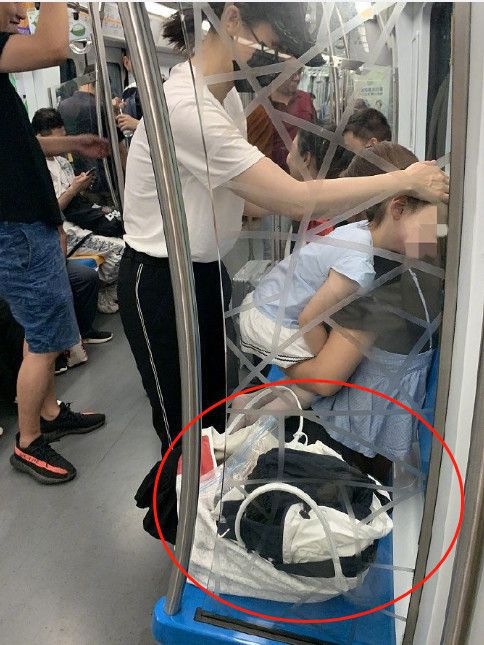 董璇“坚强妈妈”人设崩塌？收工带女儿坐地铁，却因包占座惹非议