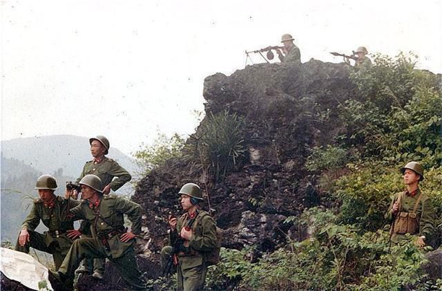 这个解放军战士武技精通，用火箭筒和高射机枪歼灭8名越军