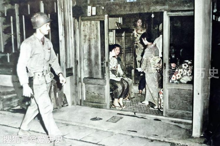 老照片：源源不断踏上日本的美军仓库里发现了成箱的中国大洋