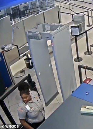 男子在纽约一机场过安检，女工作人员趁机递上纸条：你是个丑八怪