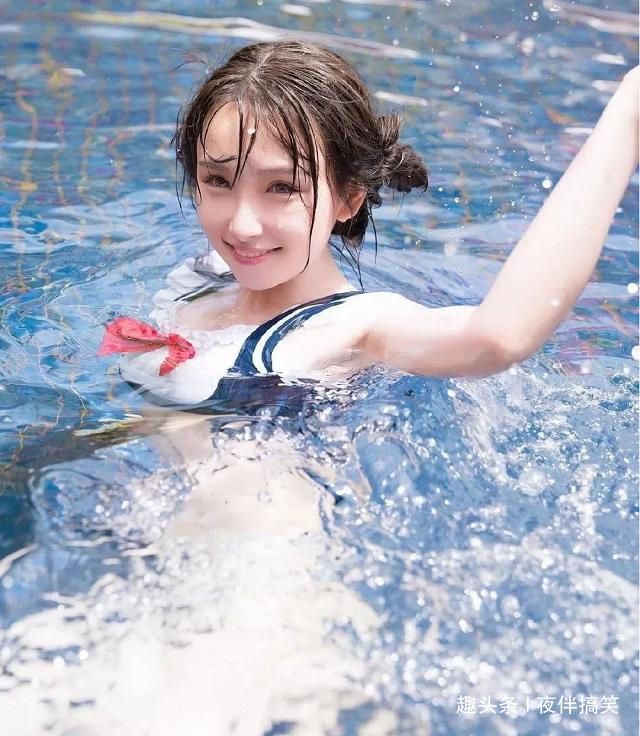 爆笑GIF趣图：第一次见到有妹子穿这种泳衣来游泳.....