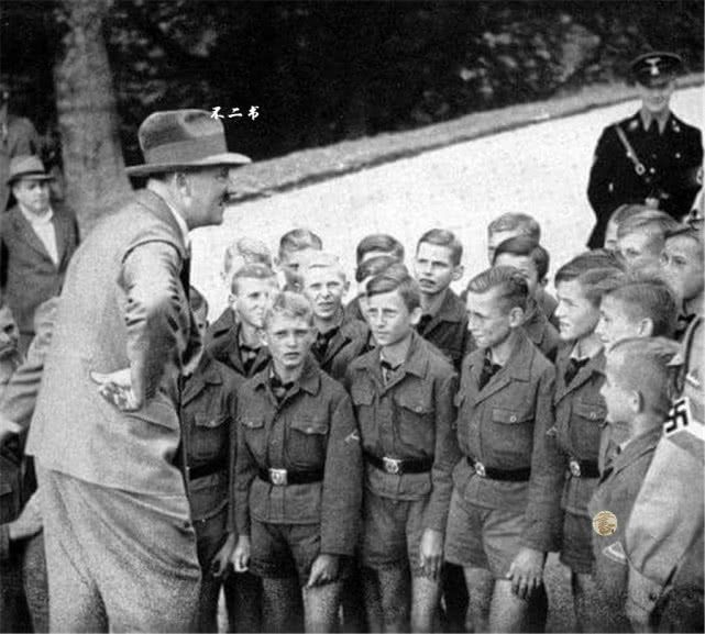 镜头下的二战元凶：希特勒得势时的疯狂，图6是生前最后一张摄影