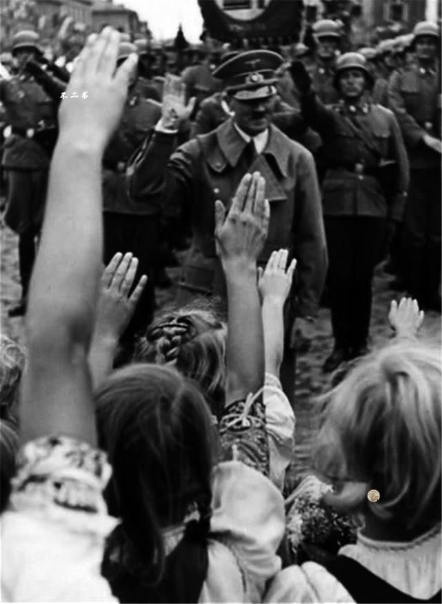 直击二战时期希特勒的罕见老照片：疯狂野心带领第三帝国走向深渊