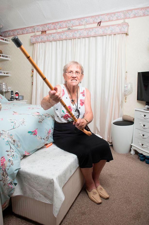 举着拐棍猛追入室蒙面盗贼，英国78岁老太太：下回还这么干
