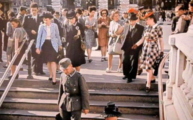 彩色老照片：被德军侵占时期，看看镜头下的巴黎，法女不知亡国恨